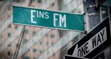 Logo da Eins FM