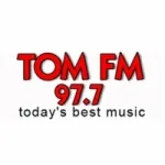 Logo da Radio KOTM Tom 97.7 FM