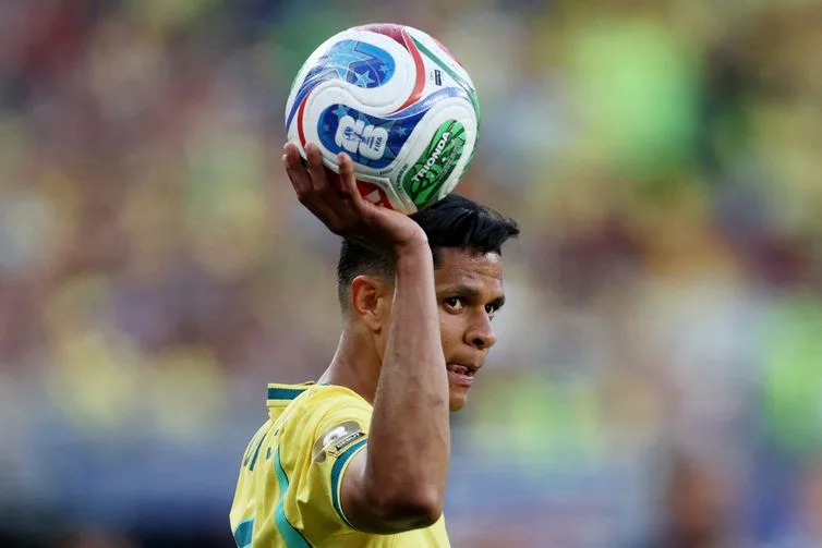 Aposta de Ancelotti, Douglas Santos explica apoio tático a Vini Jr.