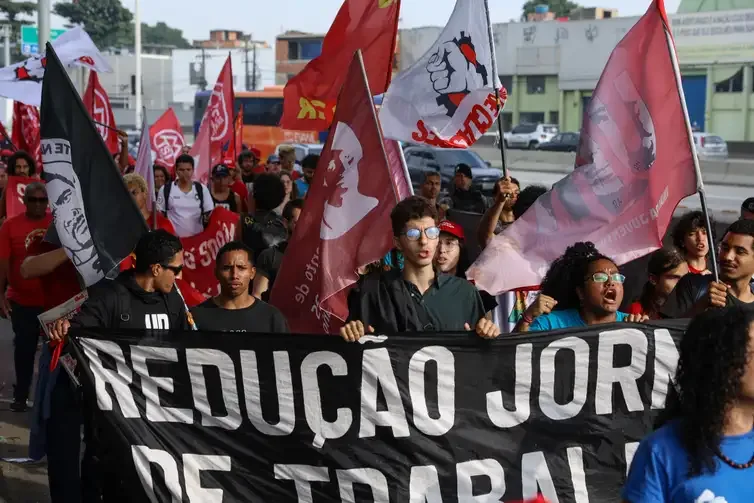 Ato no Rio abre mobilização para pressionar Senado pelo fim da 6x1