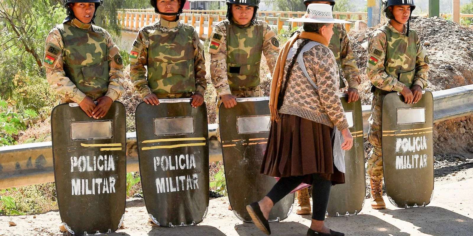 Bolívia: caem bloqueios após estado de exceção e acordo com sindicato