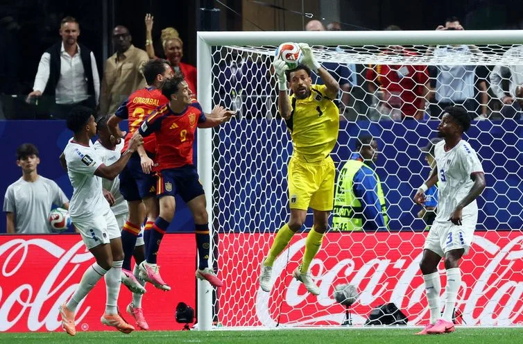 Cabo Verde segura Espanha e estreia em Copas com empate histórico