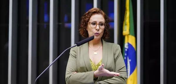Carla Zambelli se revolta com condenação imposta pelo STF e diz que não sobreviveria na prisão