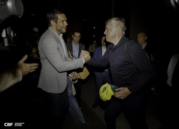 Chegada de Ancelotti a hotel no Rio tem festa de torcida e conversa com novo presidente da CBF; vídeo