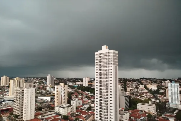 Ciclone extratropical deve causar ventos de até 100 km/h no Sul do país; Sudeste tem chuvas fortes no litoral