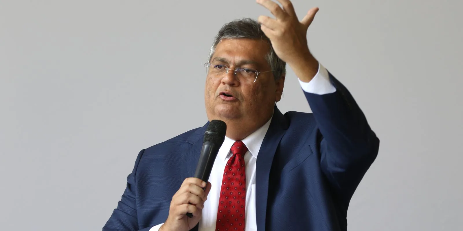 Dino bloqueia R$ 119 milhões de Valdemar por suspeitas em emendas