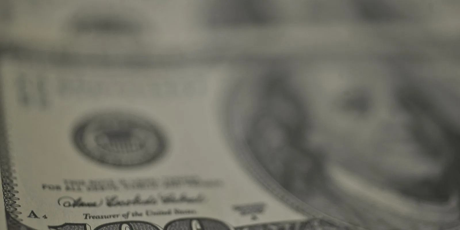 Dólar recua, bolsa cai e petróleo dispara com tensão no Oriente Médio