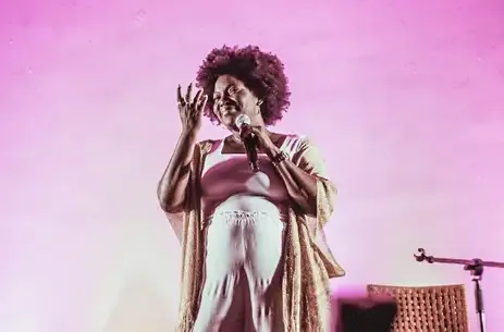 É possível fazer rir e incomodar, diz atriz do projeto Humor Negro