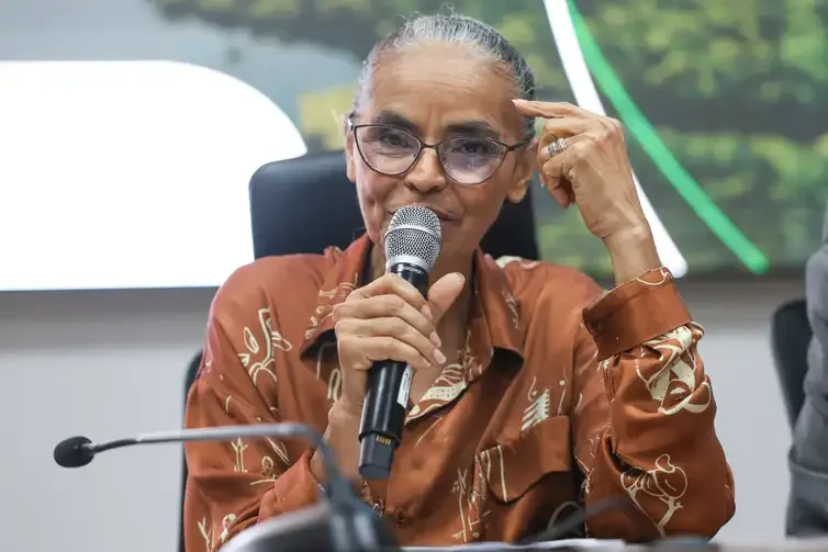 Marina Silva recebe maior condecoração da França em Brasília