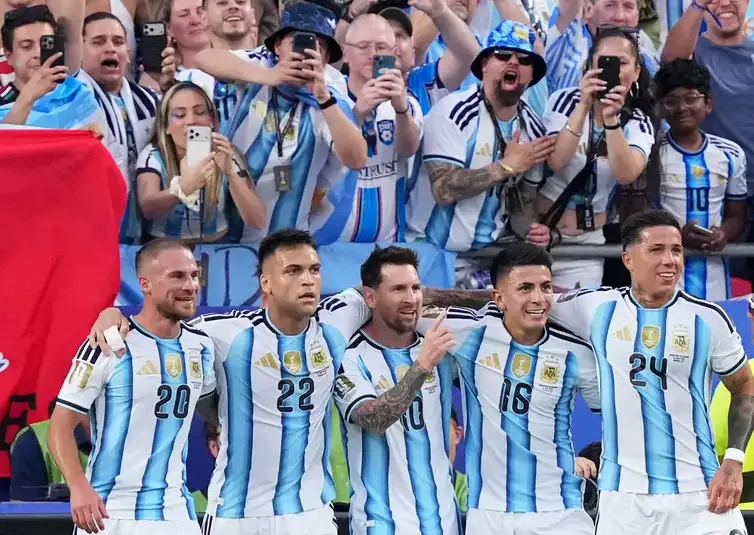 Messi vira maior artilheiro das copas e lidera Argentina em estreia