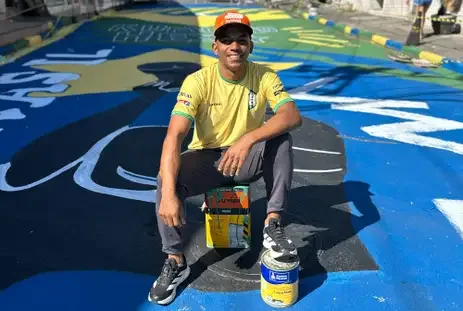 Pintura ressignifica rua marcada por operação letal no Rio de Janeiro