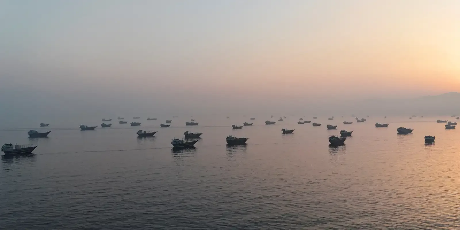 Primeiros navios-tanque atravessam estreito após acordo com Irã