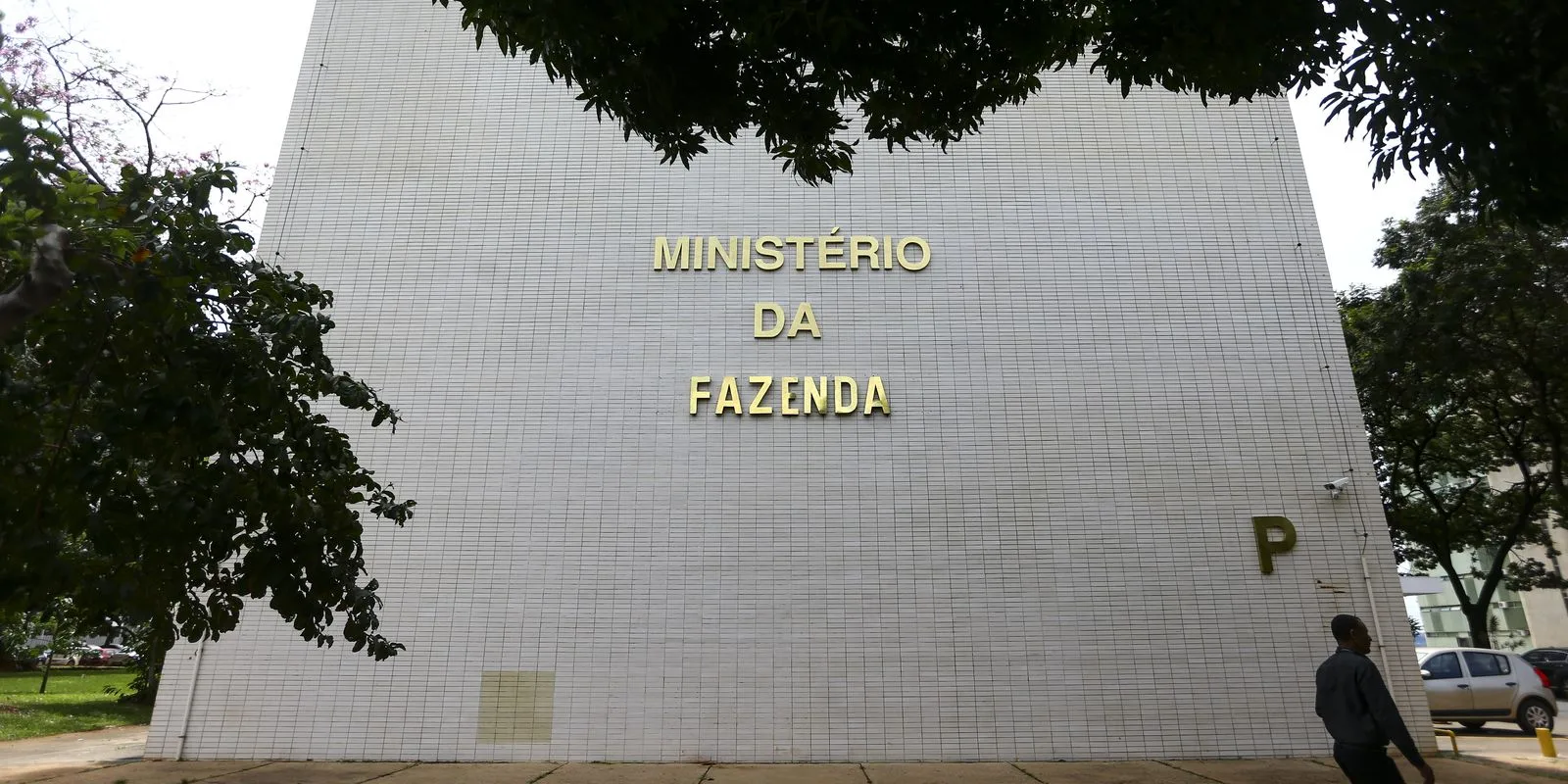Projeção oficial de inflação sobe para 5,1%, com estouro da meta