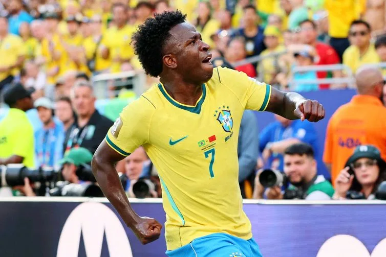Raphinha, Vini Jr. e Douglas Santos se destacam nos números da estreia