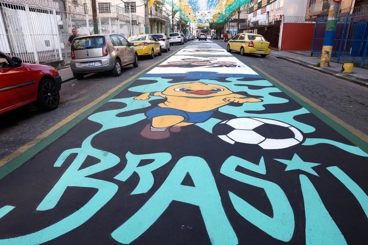 Ruas decoradas para Copa do Mundo reforçam vínculo comunitário no Rio